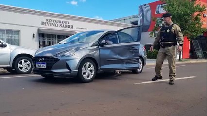 HB20s e Renault Fluence se envolvem em colisão na Avenida Carlos Gomes