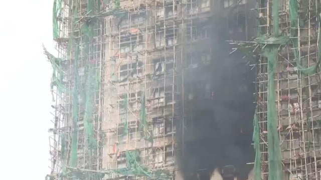 Hong Kong: el bambú bajo sospecha tras mortal incendio en torres residenciales
