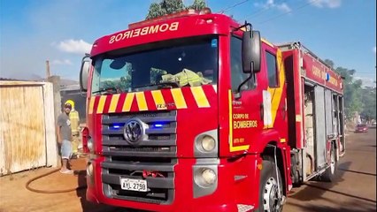 Bombeiros combatem incêndio em residência no Tarumã