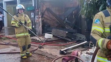 Mais um incêndio em residência é registrado em Cascavel; Imóvel fica destruído