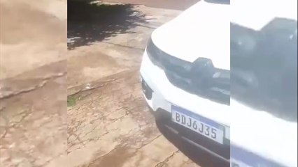 Imagens de celular mostram pai tentando colocar filha à força dentro do carro em Cascavel