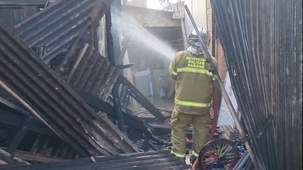 Mulher que tentou salvar pertences em incêndio é socorrida por inalação de fumaça