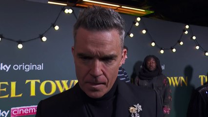 Robbie Williams supports daughter Teddy at Tinsel Town prem!