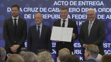 Xabi Alonso’s Priceless Reaction When Florentino Whispers at Kroos Ceremony