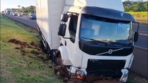 Caminhoneiro sai da pista e congestiona a BR-277 em Cascavel