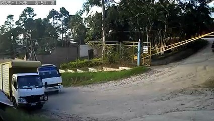 Conductor de bus 'rapidito' perdió el control y 'se llevó de encuentro' a su ayudante