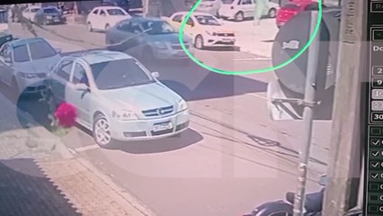 Câmera flagra furto de Gol na Rua Jorge Lacerda, no Centro de Cascavel