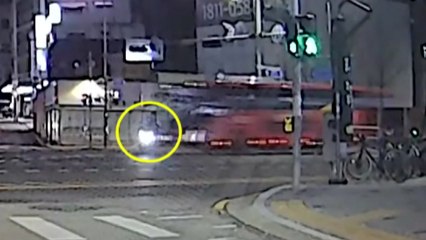 달리던 버스가 오토바이 들이받아...배달원 '중상' / YTN