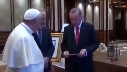 Erdoğan’ın tarihi çıkışı sosyal medyayı salladı! Papa’nın önünde okunan ferman gündem oldu