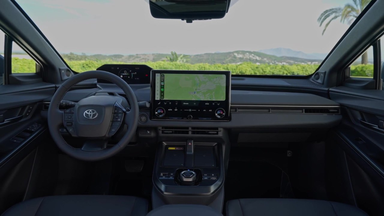 Der neue Toyota bZ4X - Innenraum mit neuer Armaturentafel