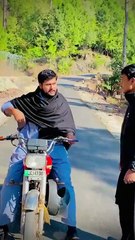 Doston Ne Motorcycle Sawaar Ko Helmet Aur License Par Phansa Diya! Phir Jo Hua... 🤣 | Funny Prank
