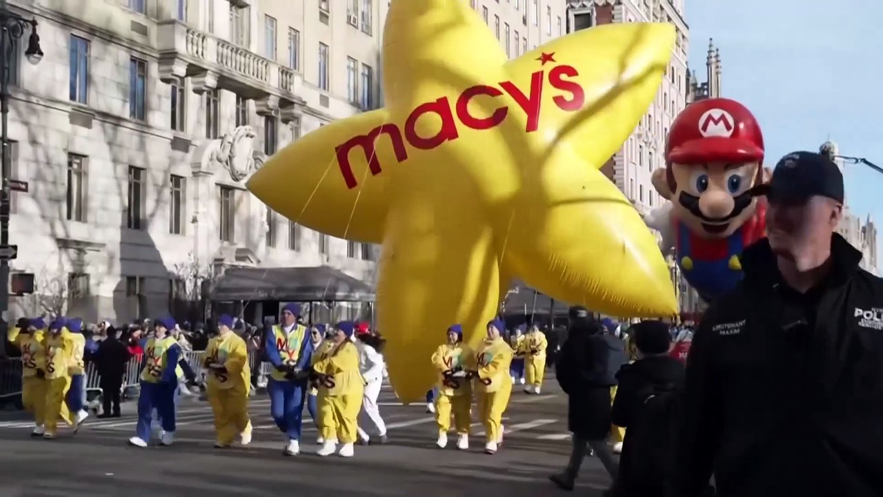 Défilé de Thanksgiving de Macy's : Buzz l'Éclair et Pac-Man flottent au-dessus d'un New York froid