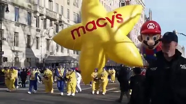 Parata del Giorno del Ringraziamento di Macy's: Buzz Lightyear e Pac-Man sorvolano New York gelida
