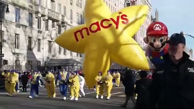 Macy's Hálaadásnapi felvonulás: Buzz Lightyear és Pac-Man a hideg New York fölött lebegnek