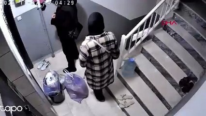 Daire kapısını yoklayan kadınlara kameradan seslendi: 'Kime baktınız, sizi görüyorum'