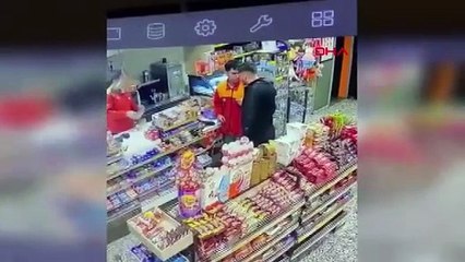 Akaryakıt istasyonu çalışanına kafa atıp, yumrukladı; o anlar kamerada