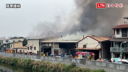 高雄烤漆工廠大火濃煙直竄 消防局出動26車灌救