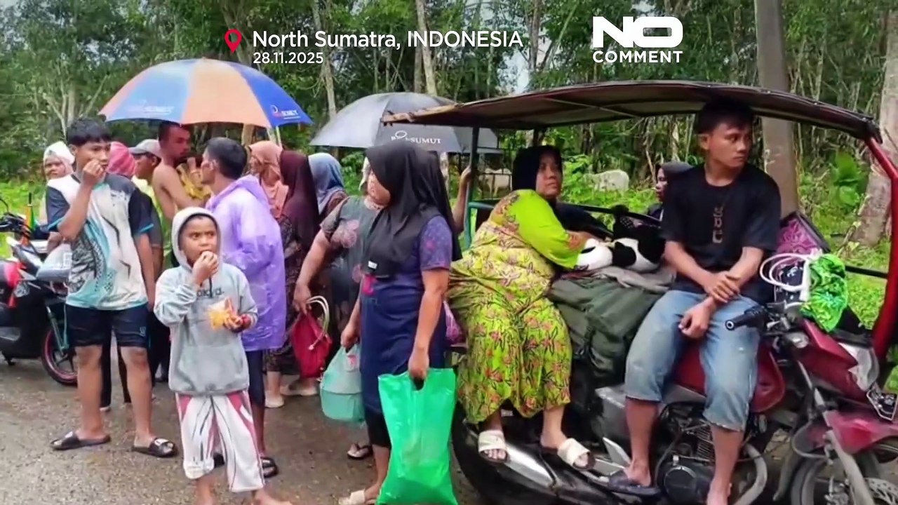 مقتل ما لا يقل عن 90 شخصًا جراء فيضانات وانهيار...