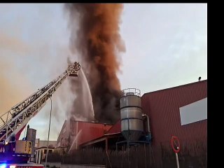 Incendio de una industria en Caldes de Montbui (Barcelona)