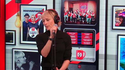 LIVE - Hooverphonic interprète "Mad about You" dans Le Double Expresso RTL2 (28/11/25)