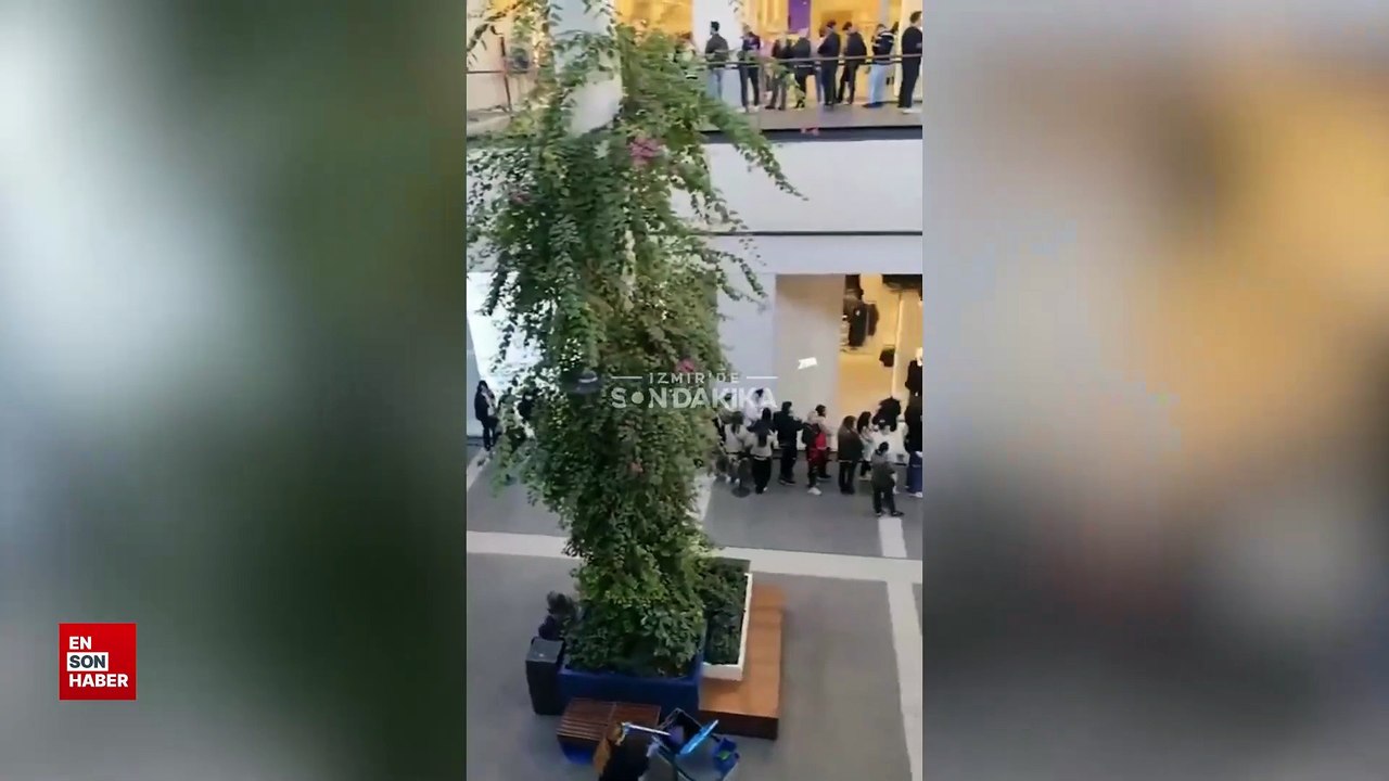 Alışveriş merkezleri önünde indirim kuyrukları