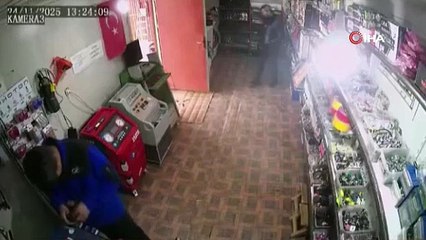 Çakmağı çaktı, yüzü alevler içinde kaldı! O anlar kamerada