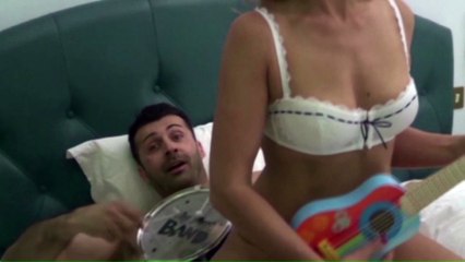 Lei suona la chitarra mentre lui la tromba