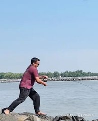 Orang mancing dapat ikan besar