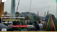 'സാധരണയിലും ഉയരത്തിലേക്ക് സ്കെെ ഡെെനിങ് ഉയർത്തി'  കുഞ്ഞുങ്ങളെ താഴേക്ക് ഇറക്കുന്നത് ദുഷ്കരം