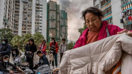 Bomberos buscan supervivientes del incendio en Hong Kong que deja más de 100 muertos