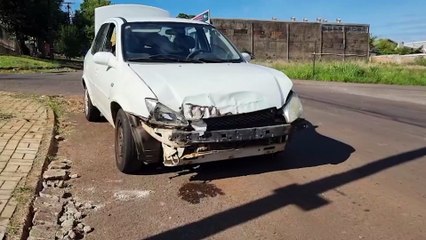 Corsa e ônibus do transporte público se envolvem em acidente no São Cristóvão