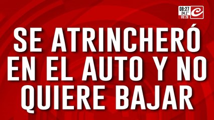 Perdió el control, chocó a varios autos y se niega a bajar de su vehículo
