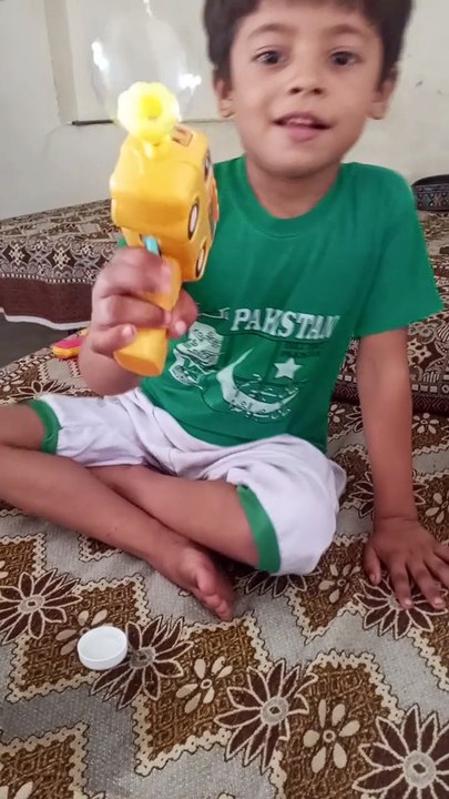 A baby Pistol balloons