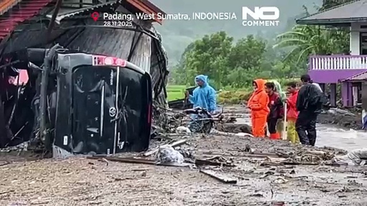 Le immagini aeree mostrano la devastazione causata da alluvioni lampo e frane in Indonesia