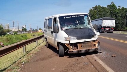 Van bate na traseira de caminhão e fecha BR-277 em Cascavel nesta manhã 
