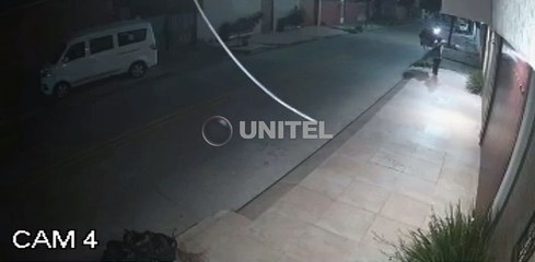 Video: Jóvenes en motocicleta golpean a un estudiante; vecinos denuncian que son barrabravas