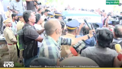 ഓട്ടോറിക്ഷയിൽ കയറാനൊരുങ്ങിയ വി.ഡി സതീശനെതിരെ പ്രതിഷേധം