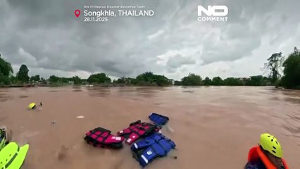 Felvételek mutatják, ahogy mentőcsónak elsüllyed a thaiföldi halálos áradások közepette