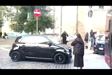 Una monja sorprendió al ponerse a dirigir el tránsito en una de las zonas más céntricas de Roma