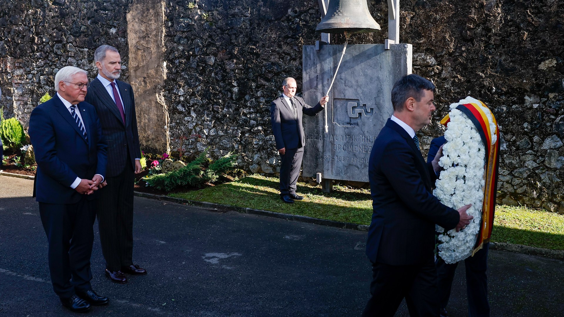 El presidente del PNV, Aitor Esteban, ha emitido duras cr�ticas contra el Rey Felipe VI, quien acudi� este viernes a Gernika como "mero acompa�ante" del presidente de la Rep�blica Federal de Alemania, Frank-Walter Steinmeier. Esteban censur� que el monarca espa�ol no tuviera la intenci�n de pedir tambi�n "perd�n" por el bombardeo de 1937 en nombre de Espa�a, o de "aportar algo al pueblo vasco, a su autogobierno o a su reconocimiento nacional".