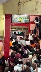 ¡Impactante! Avalancha humana en un templo de la India por la creencia de que cumple deseos (VIDEO)