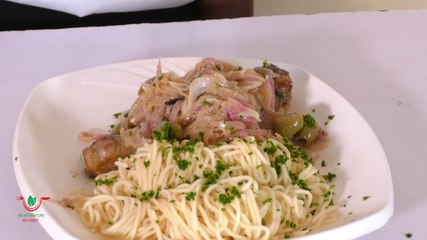 SAUCE D'OIGNONS AU POULET ACCOMPAGNÉE DE PÂTES.