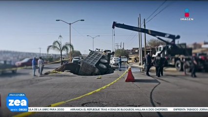 Camión con 10 toneladas de arena cae en socavón en Aguascalientes