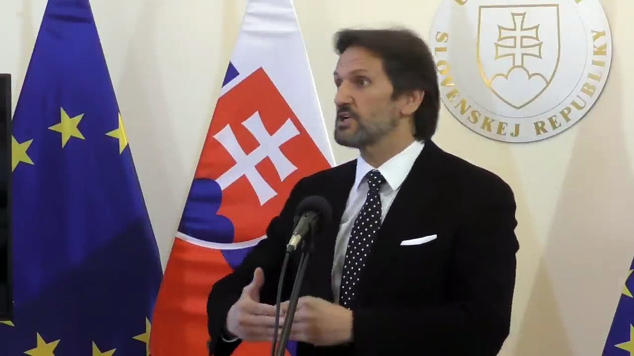 ZÁZNAM: R. Kaliňák obhajuje nákupy prostredníctvom pôžičky z nástroja SAFE