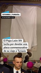 El Papa León XIV lucha por desvelar una placa conmemorativa