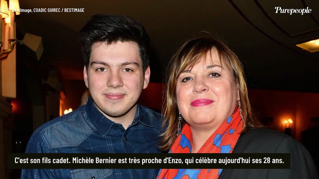 Michèle Bernier prend la pose avec son fils Enzo qui lui ressemble tant et dont le père est Bruno Gaccio