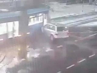 Verfolgungsjagd endet tödlich: Fluchtauto kracht in Straßenbahn