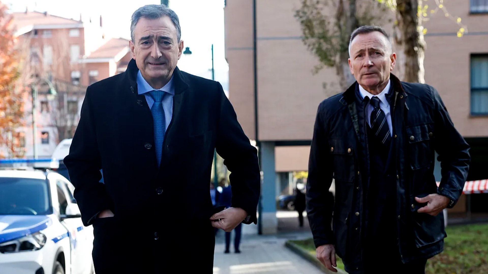 El presidente del PNV, Aitor Esteban, ha lanzado duras cr�ticas contra la situaci�n pol�tica y judicial del pa�s, afirmando que "las costuras" del Estado "se est�n tensando e incluso rompiendo mucho". Esteban realiz� estas declaraciones a los periodistas desde Gernika (Vizcaya), un lugar simb�lico donde acompa�� al Rey Felipe VI y al presidente alem�n, Frank-Walter Steinmeier, en un homenaje.