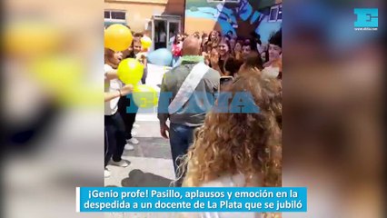 Pasillo, aplausos y emoción en la despedida a un docente de La Plata que se jubiló