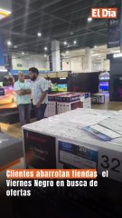 Clientes abarrotan tiendas  el Viernes Negro en busca de ofertas